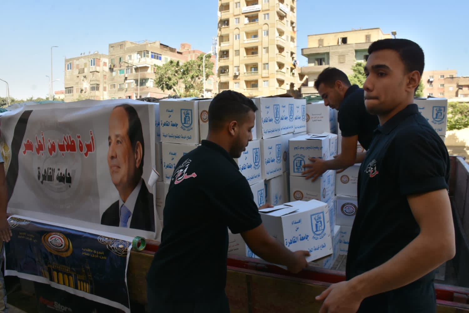 طلاب من أجل مصر بجامعة القاهرة يوزعون 2500 كرتونة مواد غذائية 2