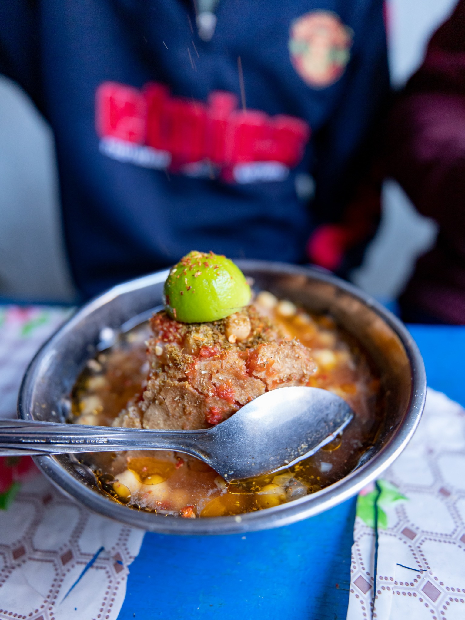 طبق الحمص بالصلصة والعظام وجبة مميزة فى ليالي رمضان