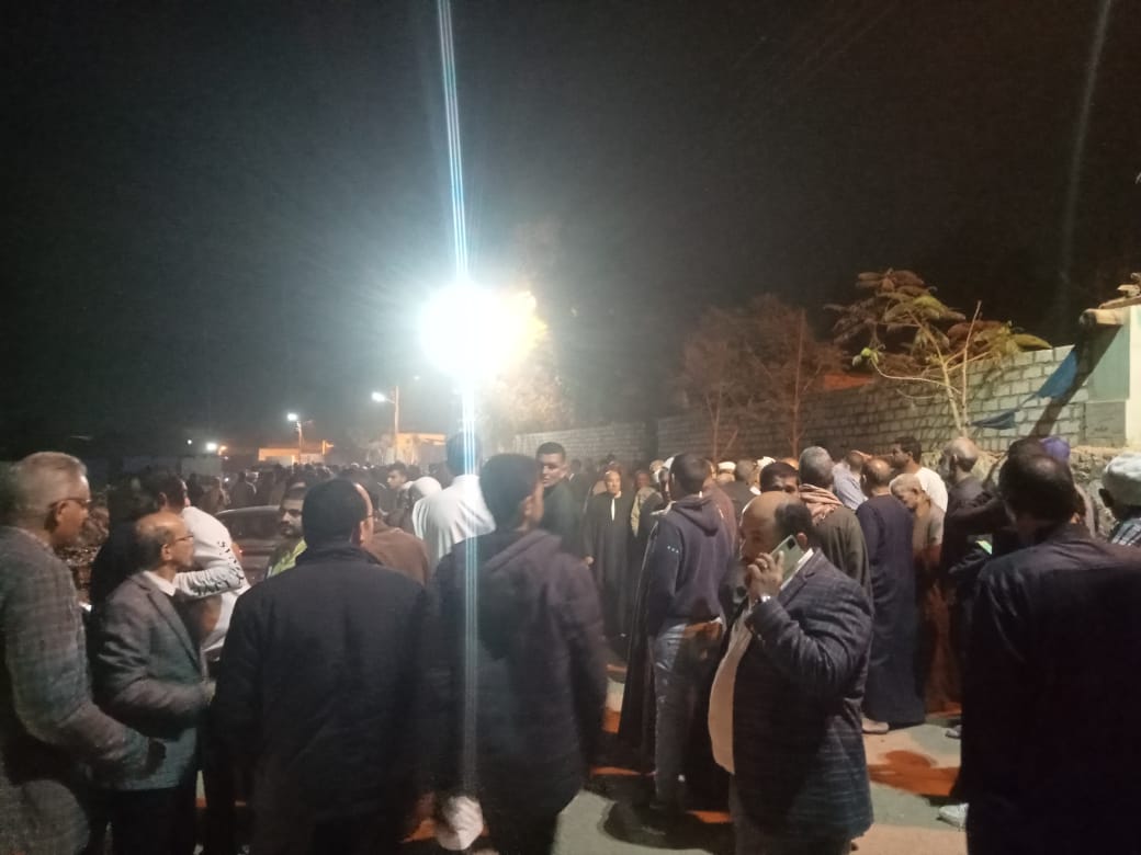 الآلاف يشيعون جثمان طبيب أسنان بالفيوم (1)