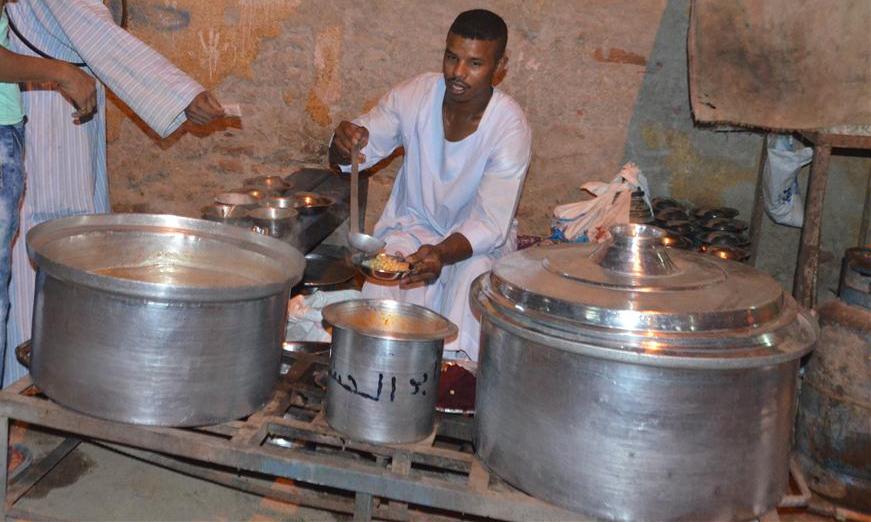 الشباب يشترون الفول النابت ليلاً فى رمضان