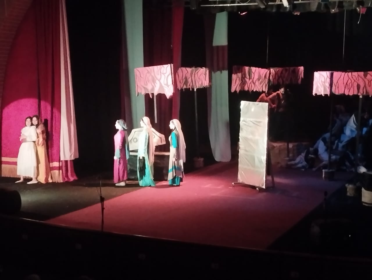 مشهد مسرحي من مسرحيات يشهدها مركز ثقافة كفر الشيخ