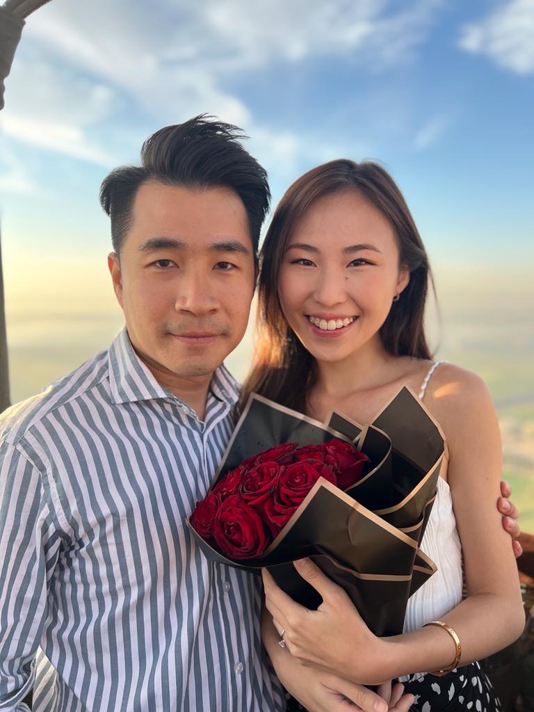 صيني يقدم خاتم الزواج وبوكيه ورد لصديقته الصينية بالأقصر