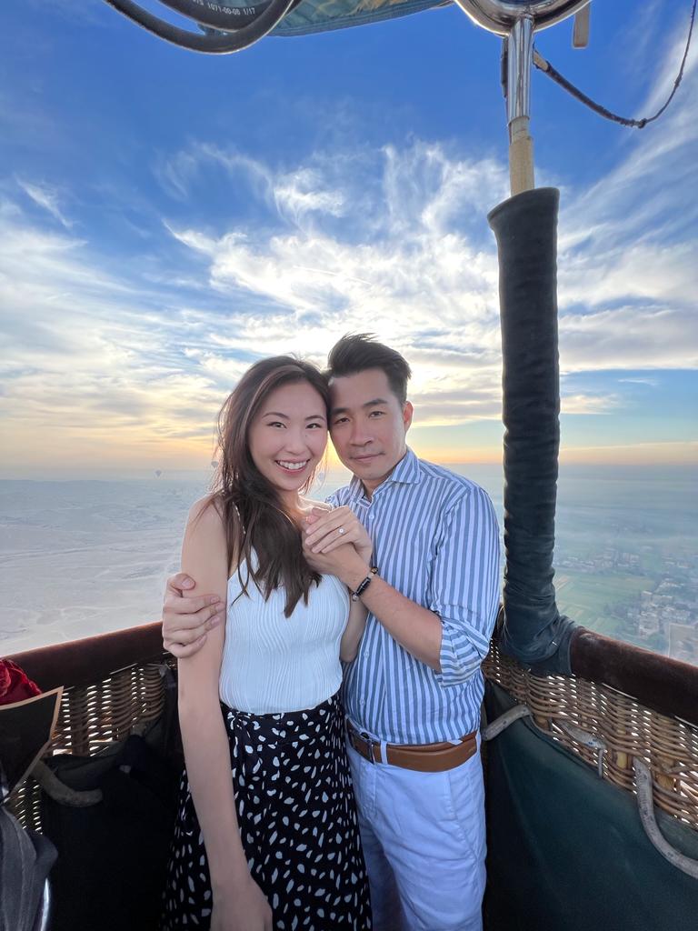 صيني يقدم خاتم الزواج وبوكيه ورد لصديقته الصينية فى بالون الأقصر