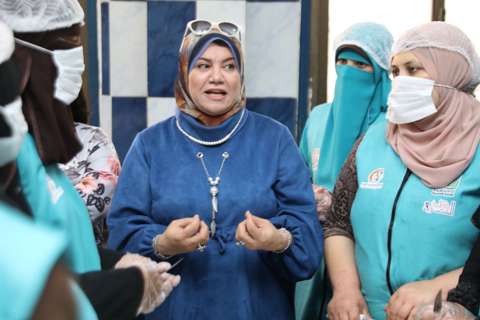 مقرر فرع المجلس القومي للمرأة بكفر الشيخ اثناء توزيع الوجبات