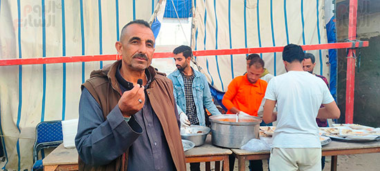 أهالي-قرية-الوفاء-والأمل-يقيمون-مائدة-افطار-للمسافرين-بطريق-الصحراوي--(3)