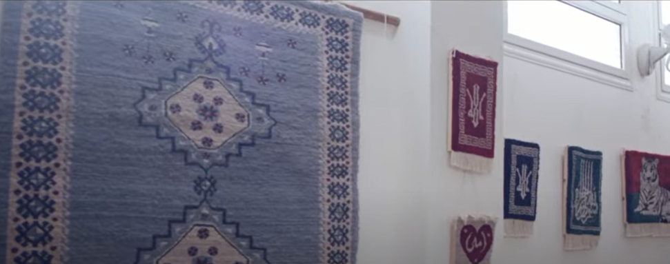 سجاد ولوحات عليها لفظ الجلالة