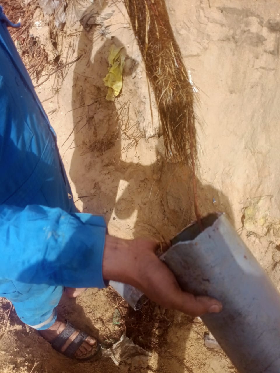 استخراج جذور الأشجار من الشبكات وإعادة ضخ مياه الشرب لـ 90 منزل بقرية التقدم بالإسماعيلية (4)