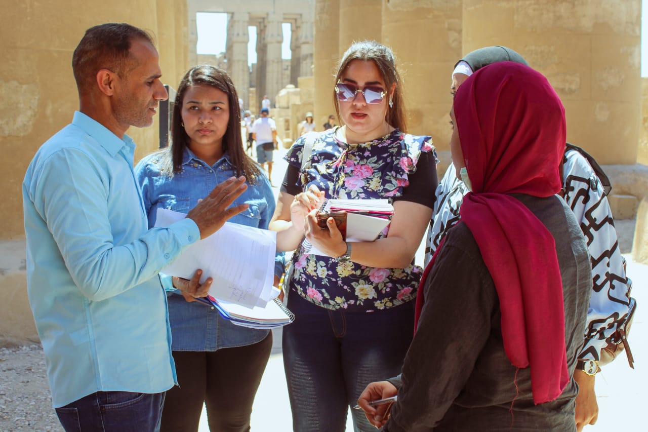 طلبة سياحة جامعة طيبة فى معبد الأقصر
