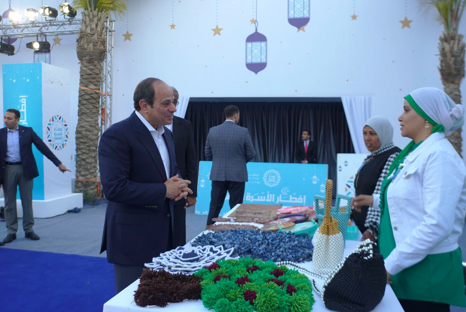 الرئيس السيسى بمعرض الاسر المنتجة (4)