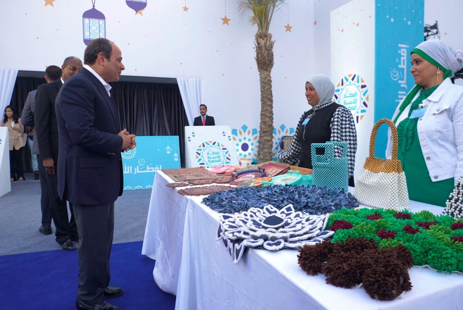 الرئيس السيسى بمعرض الاسر المنتجة (2)