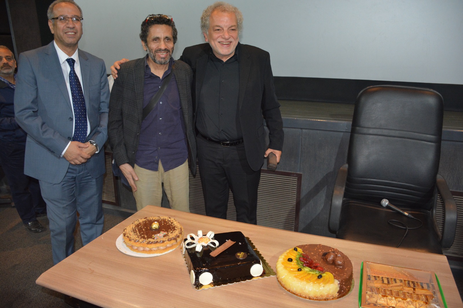 المخرج أشرف فايق يحتفل بعيد ميلاده وخروجه علي المعاش بحضور وزيرة الثقافة