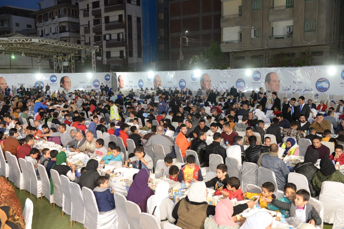  محافظ الدقهلية يشارك في أكبر حفل إفطار جماعي من كبار السن (1)