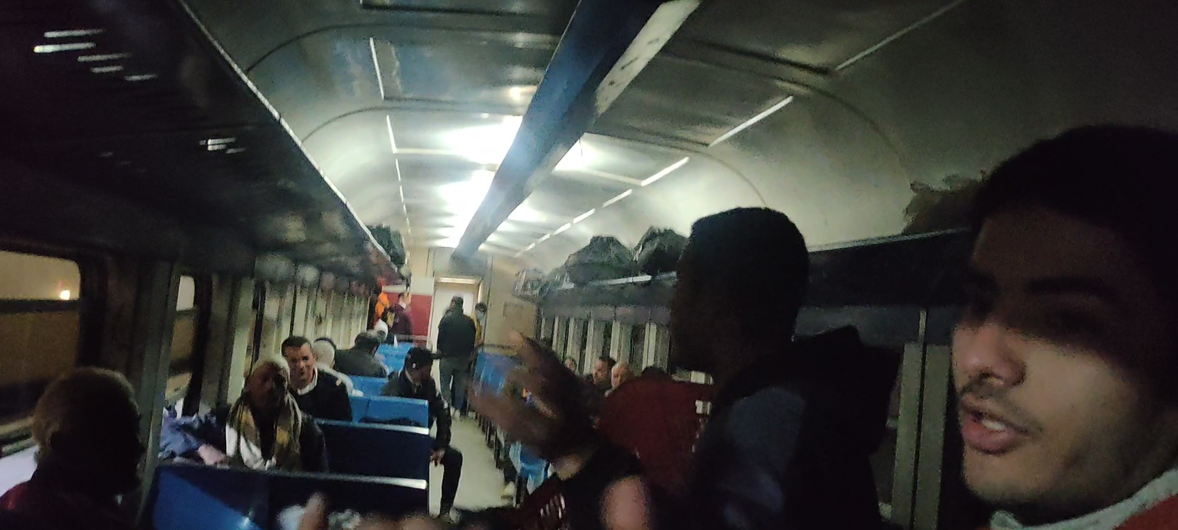 شباب أبو حماد يقدمون الإفطار لركاب القطار طوال رمضان (3)