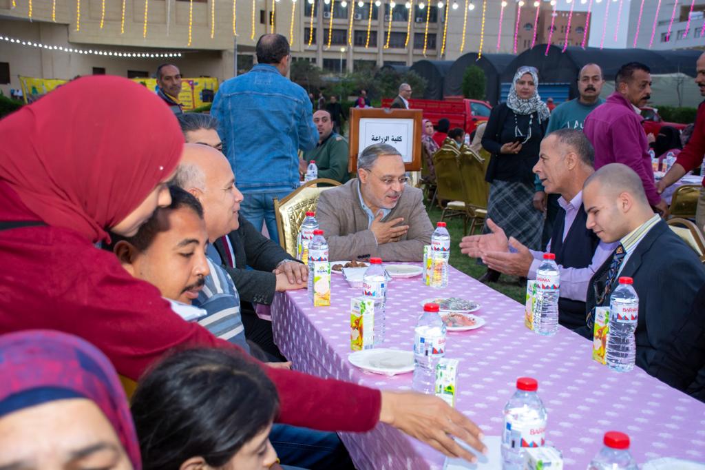 رئيس جامعة طنطا ينظم مائدة افطار جماعى  (1)
