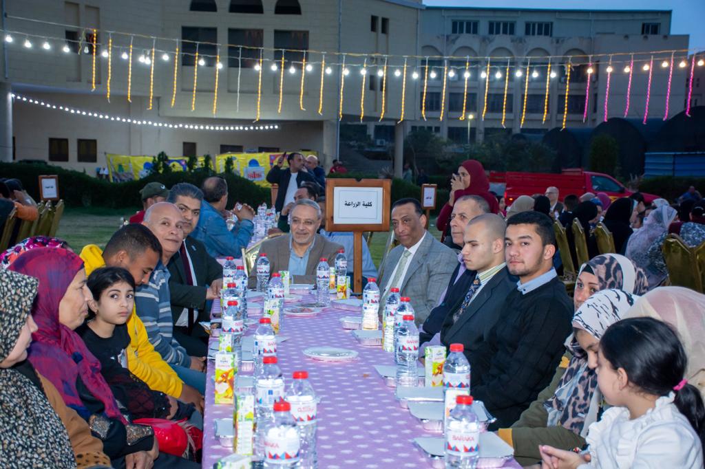 رئيس جامعة طنطا ينظم مائدة افطار جماعى  (4)