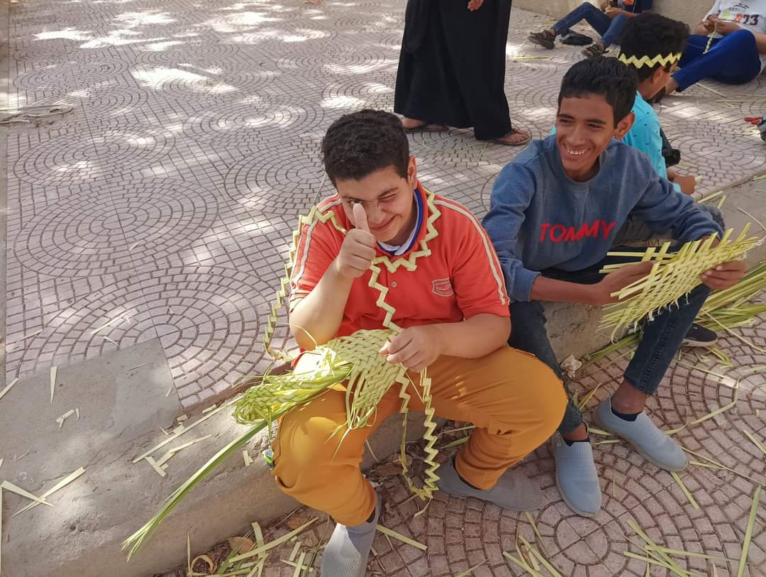 الأطفال فى فرحة أحد السعف حول دير القديسين بمدينة الطود