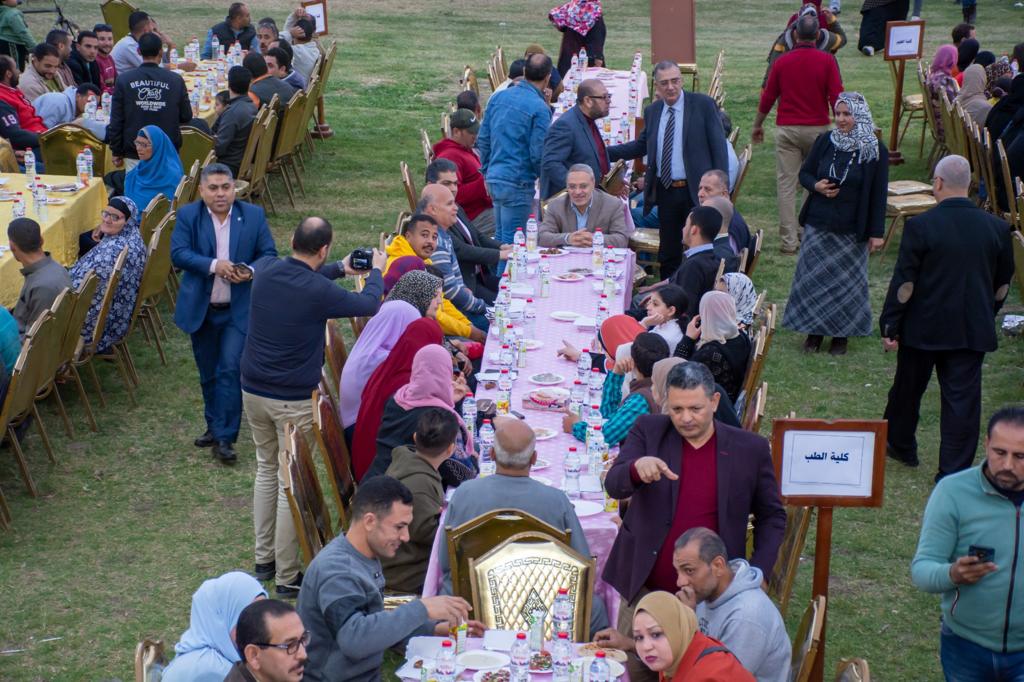رئيس جامعة طنطا ينظم مائدة افطار جماعى  (2)