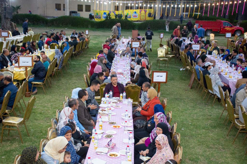رئيس جامعة طنطا ينظم مائدة افطار جماعى  (3)