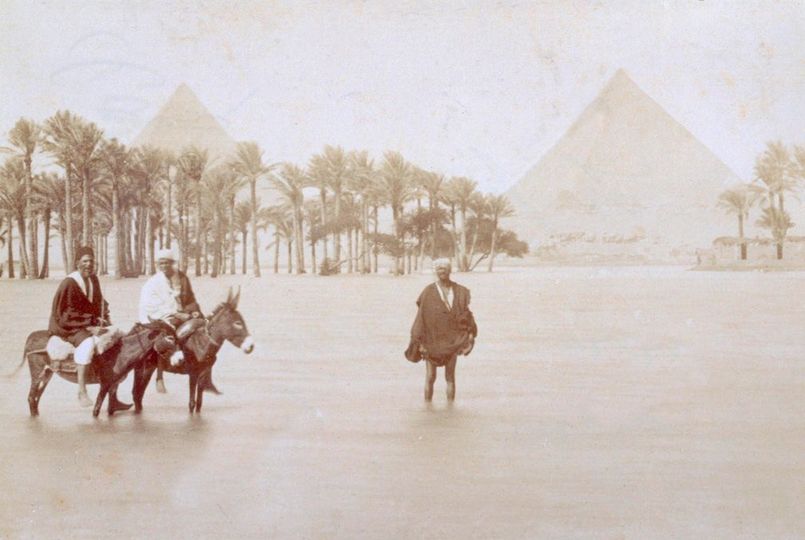 صورة من الجيزة قرب الاهرامات وقت الفيضان عام 1882م