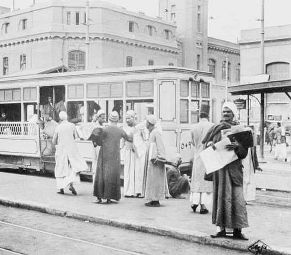صورة للترام في محطة العتبة الخضرا بالقاهرة عام ١٩٢٠م.