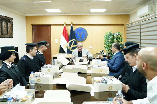 الرئيس السيسي يتناول وجبة الإفطار مع ضباط وأفراد (1)