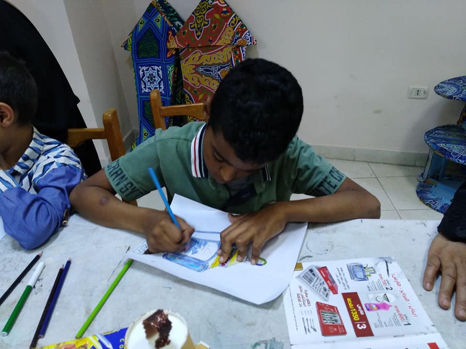 جانب من تعليم الأطفال الرسم والتلوين بفعاليات رمضان