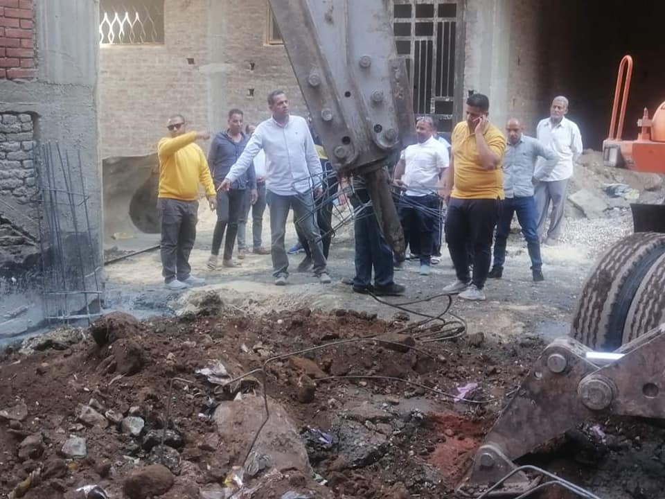 مدينة الأقصر توقف حالة بناء مخالف بشارع المحطة