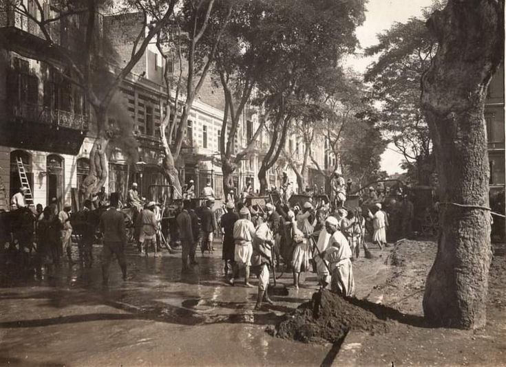 عمال بلدية القاهرة، إزالة آثار الأمطار من شارع إبراهيم باشا  الجمهورية حاليا  بعد أمطار غزيرة عام 1899