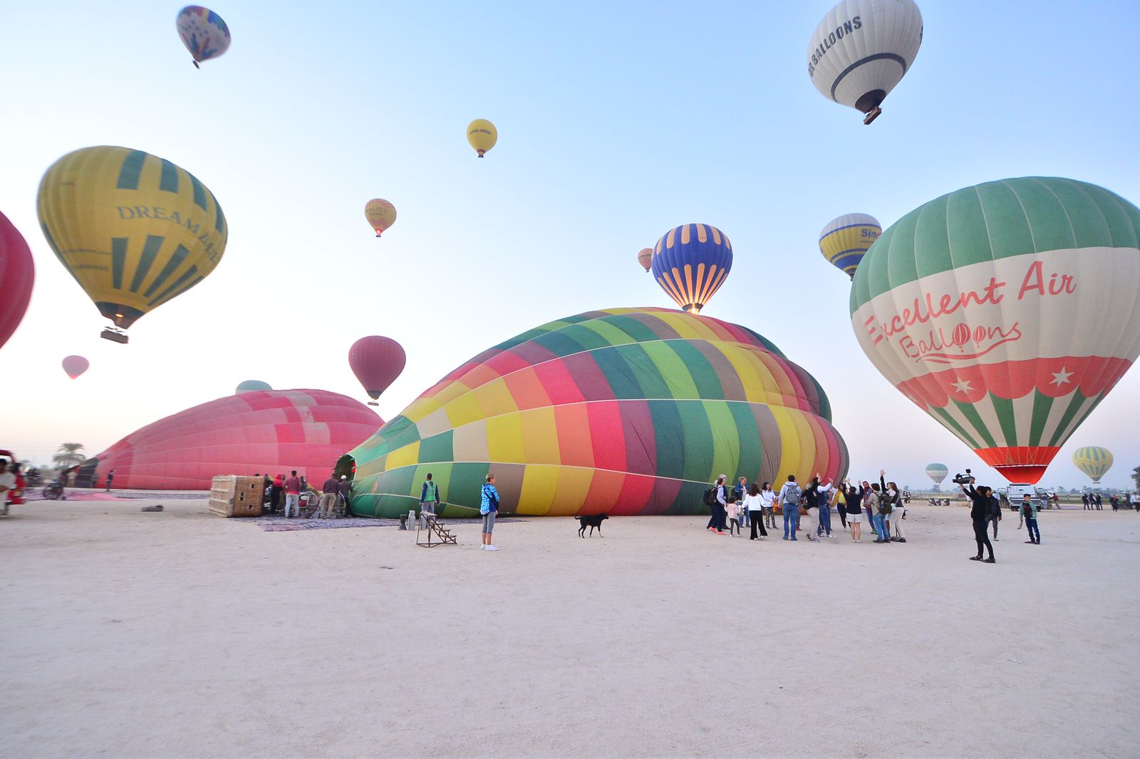تحليق رحلات البالون الطائر من مطار غرب الأقصر