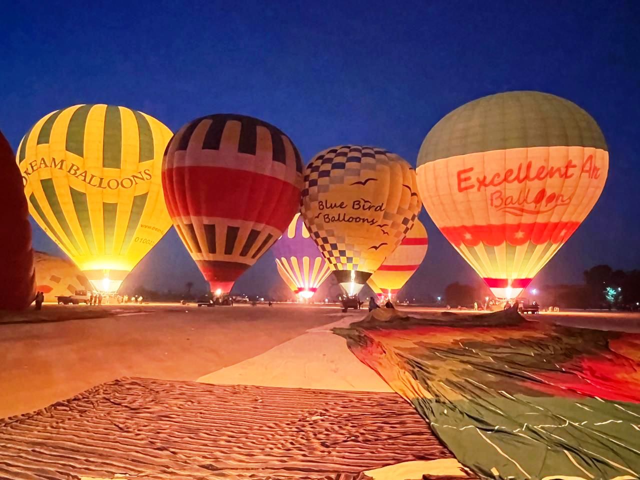 تجهيز البالونات للتحليق من مطار البر الغربي