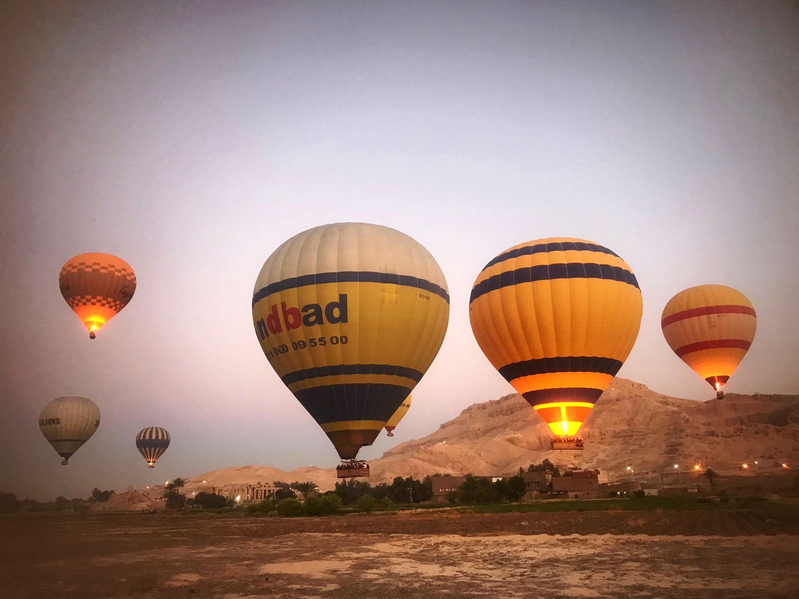 البالونات خلال خروجها من أرض مطار البر الغربى