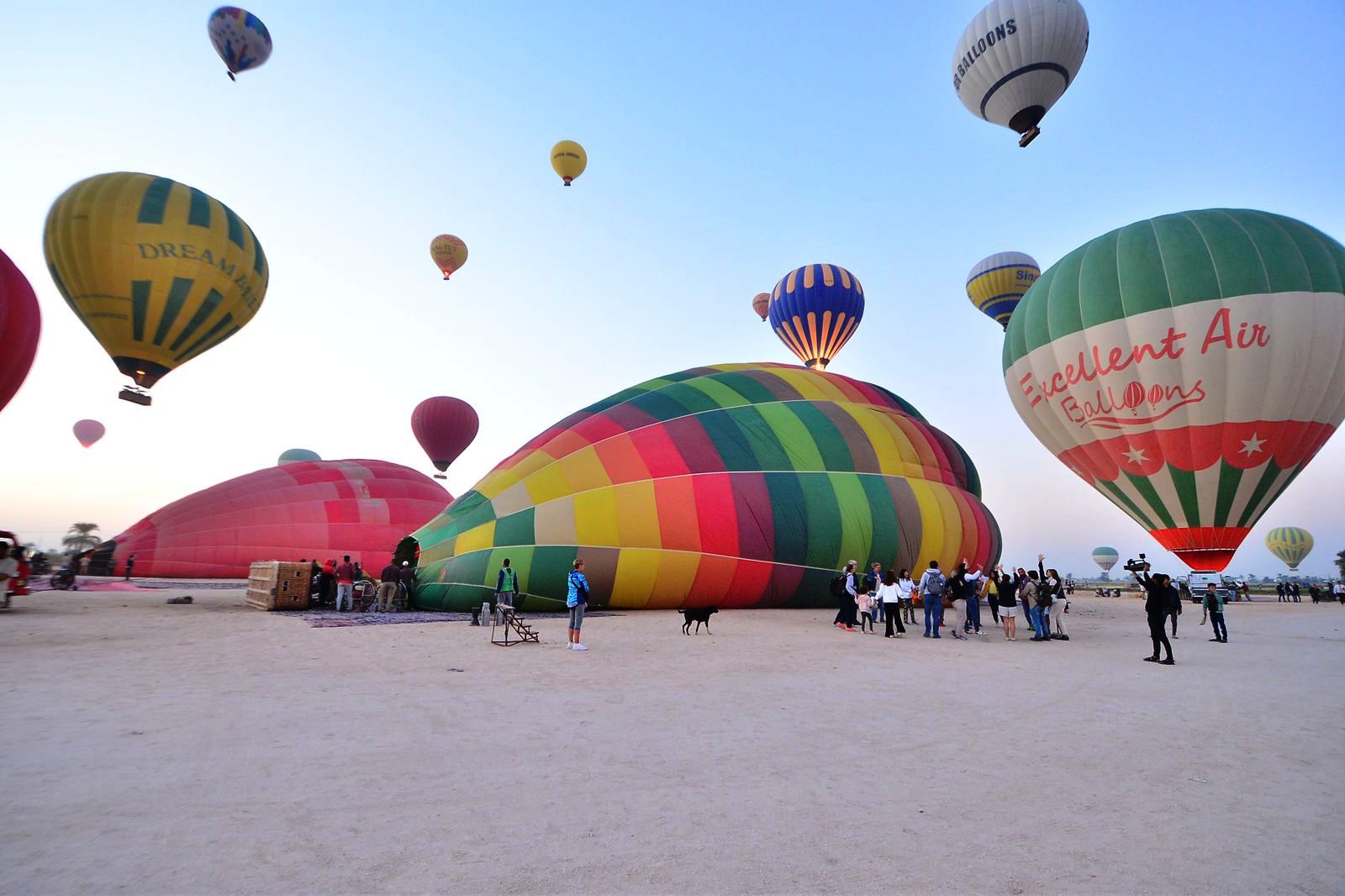 تحليق رحلات البالون الطائر من مطار غرب الأقصر
