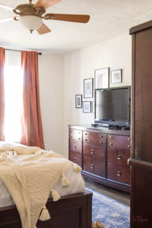 Ideas and tricks to integrate the TV into the bedroom decor.. Pictures