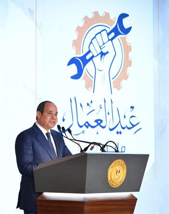 تكريم السيد الرئيس عبد الفتاح السيسي لعدد من العمال  (12)