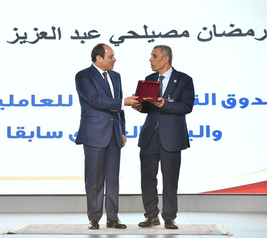 تكريم السيد الرئيس عبد الفتاح السيسي لعدد من العمال  (25)