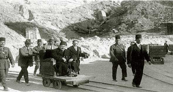 الملك فؤاد فى زيارة لعمال مناجم البحر الأحمر 1926
