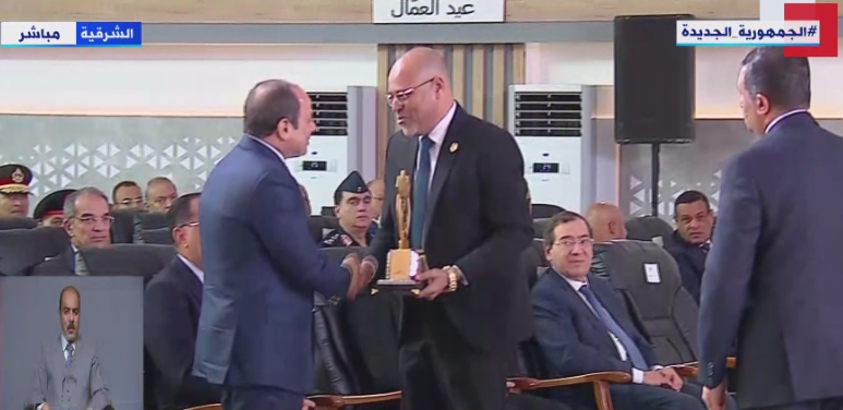 رئيس عمال مصر يهدى الرئيس السيسي درع تذكاري بمناسبة عيد العمال