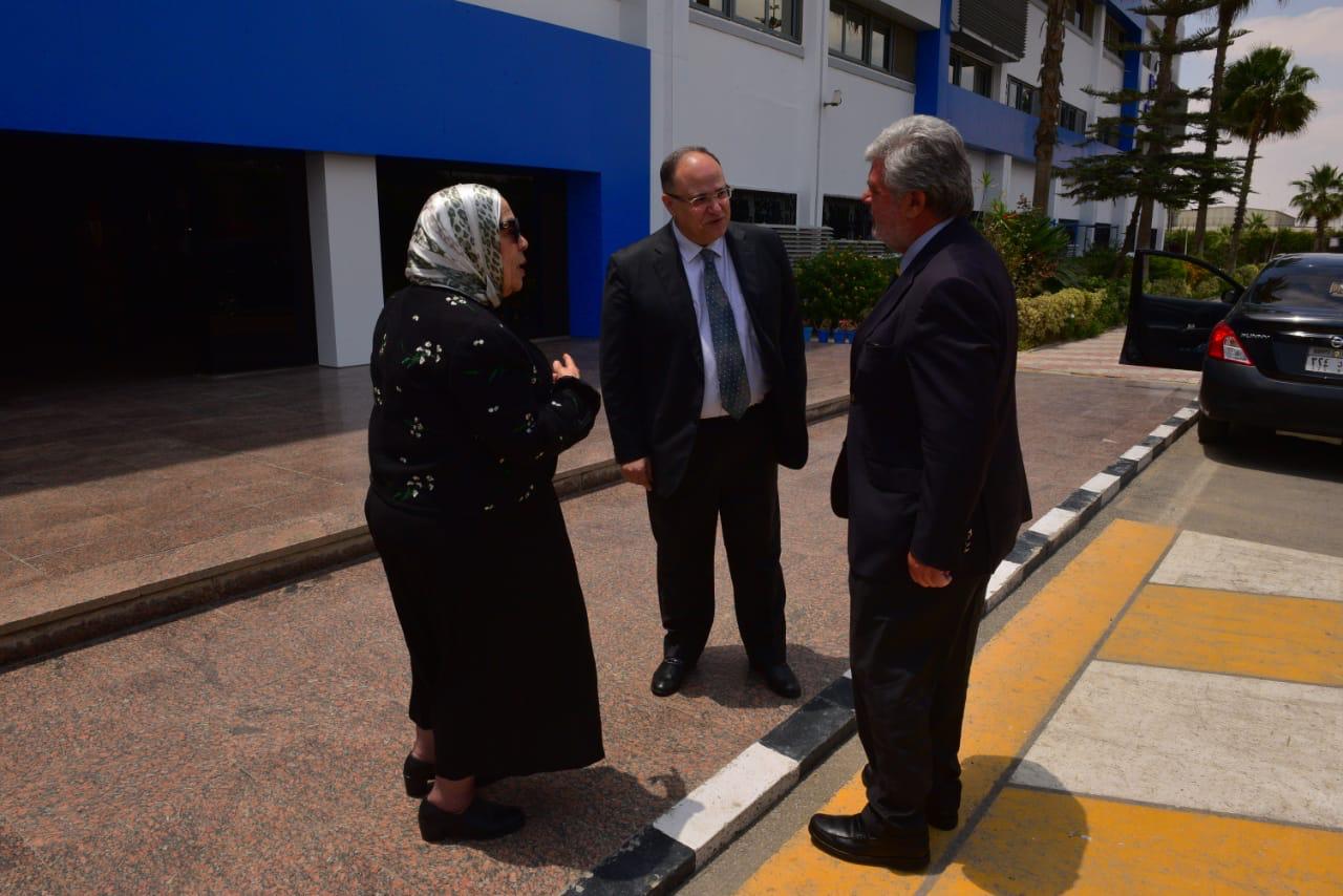 وزير الصحة البرتغالى يزور مصانع الأورام والأنسولين والبيلوجيكال فى مصر (4)