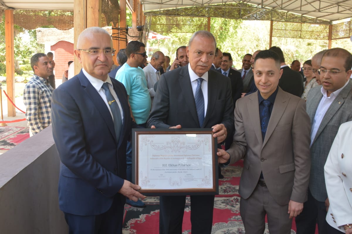 والي القليوبية يستقبل السفير الأذربايجاني لوضع إكليل من الزهور على النصب التذكاري لمؤسس الدولة في عيد ميلاده[4)