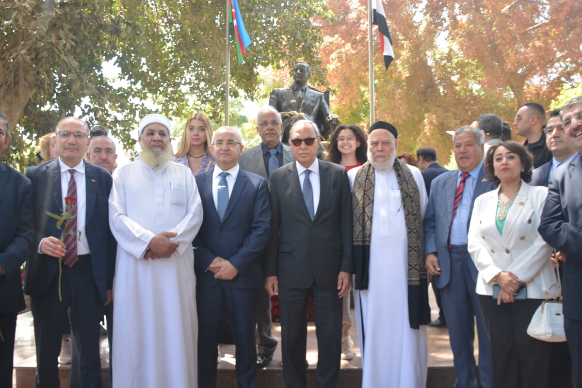 والي القليوبية يستقبل سفير أذربيجان لوضع إكليل من الزهور على النصب التذكاري لمؤسس الدولة في يوم عيد ميلاده (15)