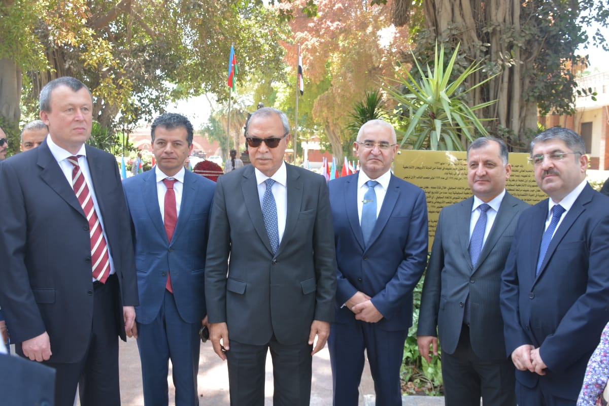 والي القليوبية يستقبل سفير أذربيجان لوضع إكليل من الزهور على النصب التذكاري لمؤسس الدولة في يوم عيد ميلاده (6)