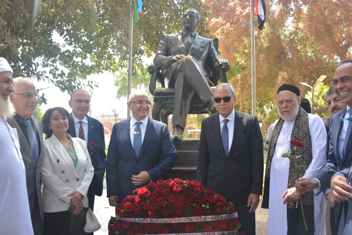 محافظ القليوبية يستقبل سفير أذربيجان لوضع إكليل من الزهور على النصب التذكاري لمؤسس الدولة في يوم ذكرى ميلاده (16)