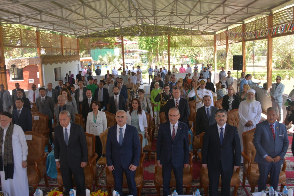والي القليوبية يستقبل السفير الأذربايجاني لوضع إكليل من الزهور على النصب التذكاري لمؤسس الدولة في عيد ميلاده (5)