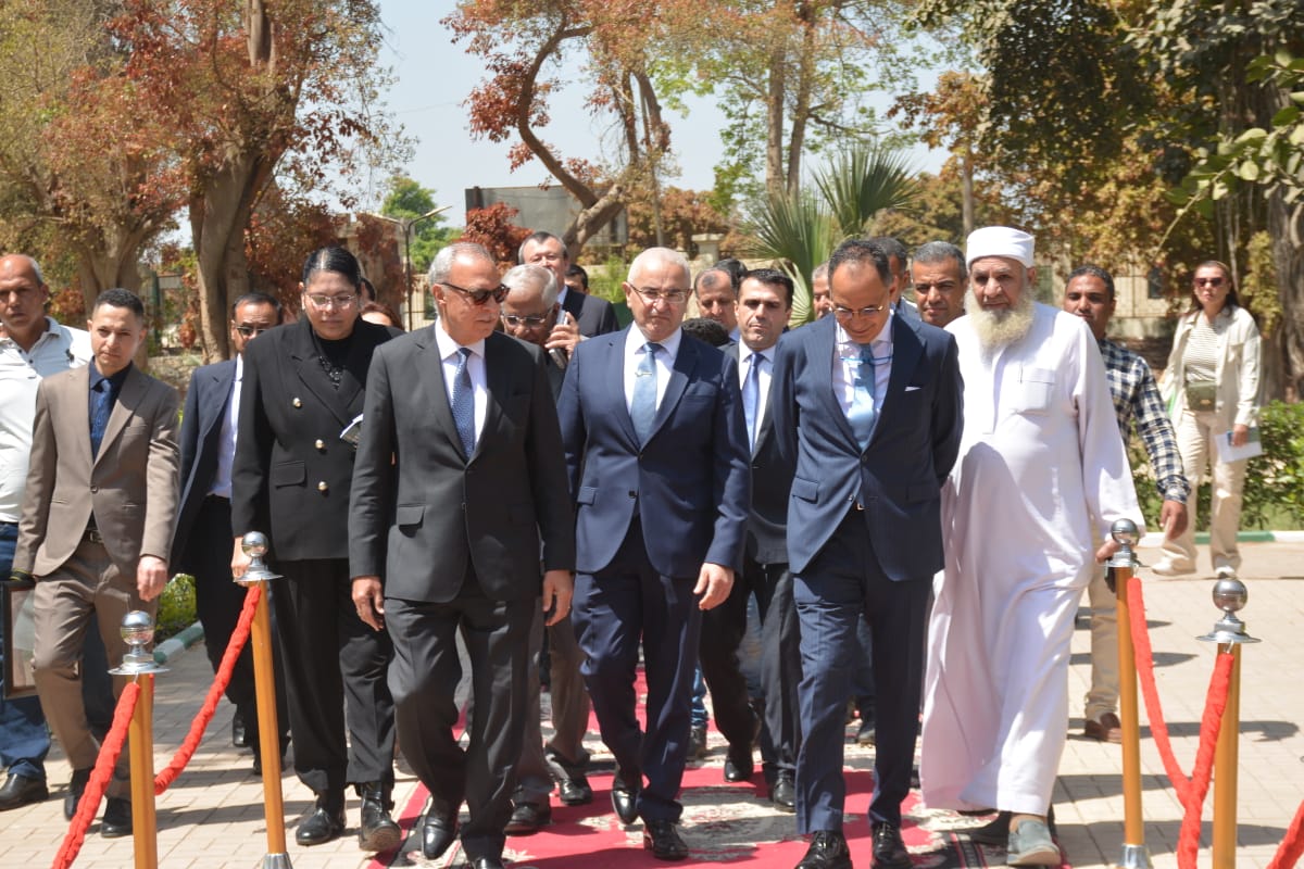 والي القليوبية يستقبل سفير أذربيجان لوضع إكليل من الزهور على النصب التذكاري لمؤسس الدولة في يوم ذكرى مولده (3)