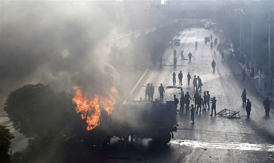 اشتعال النيران  بعد اشتباكات الشرطه وانصار عمر خان  (1)