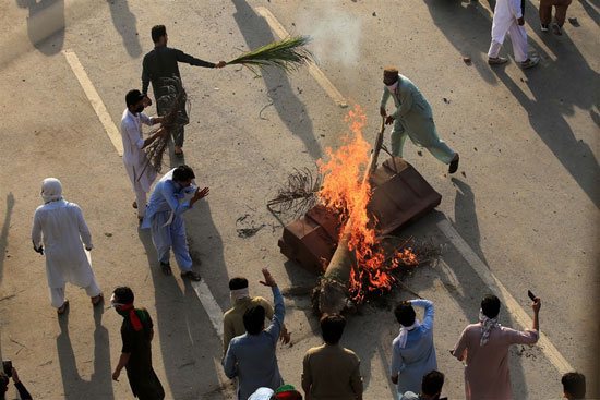 اشعال النيران من قبل انصار عمر خان