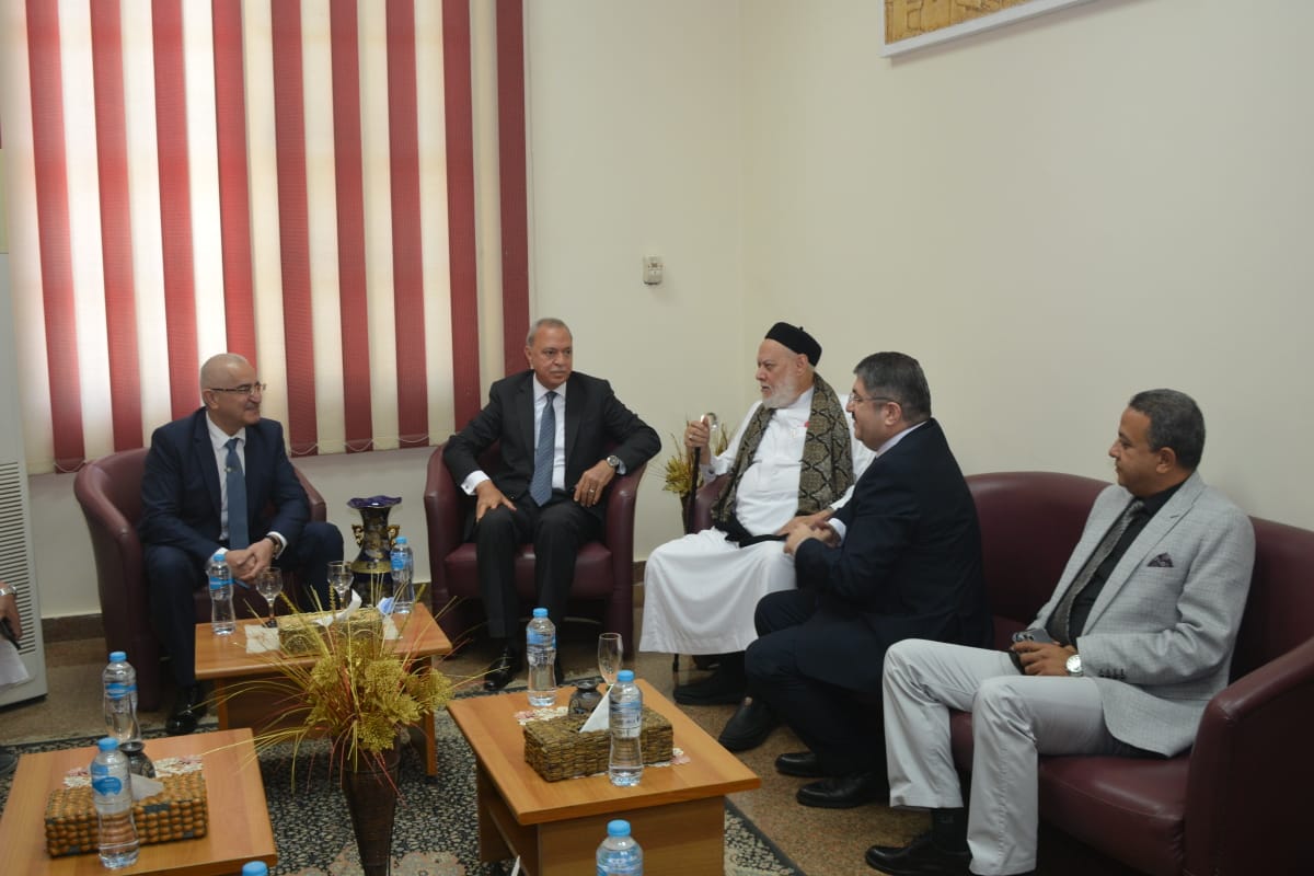 والي القليوبية يستقبل السفير الأذربايجاني ليضع إكليلا من الزهور على النصب التذكاري لمؤسس الدولة في عيد ميلاده (8)