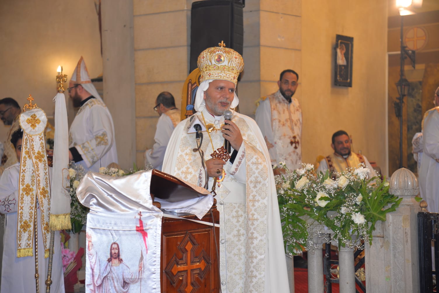 محافظ الإسماعيلية يشهد مراسم ترسيم مطرانًا جديدًا لإيبارشية الأقباط الكاثوليك (9)