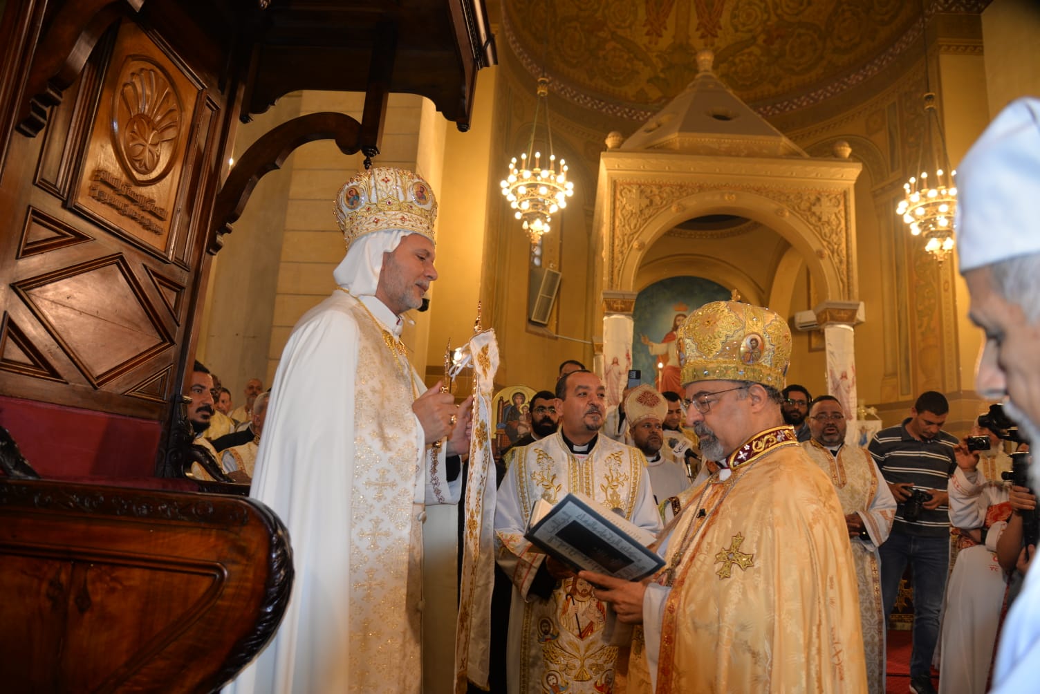 محافظ الإسماعيلية يشهد مراسم ترسيم مطرانًا جديدًا لإيبارشية الأقباط الكاثوليك (7)