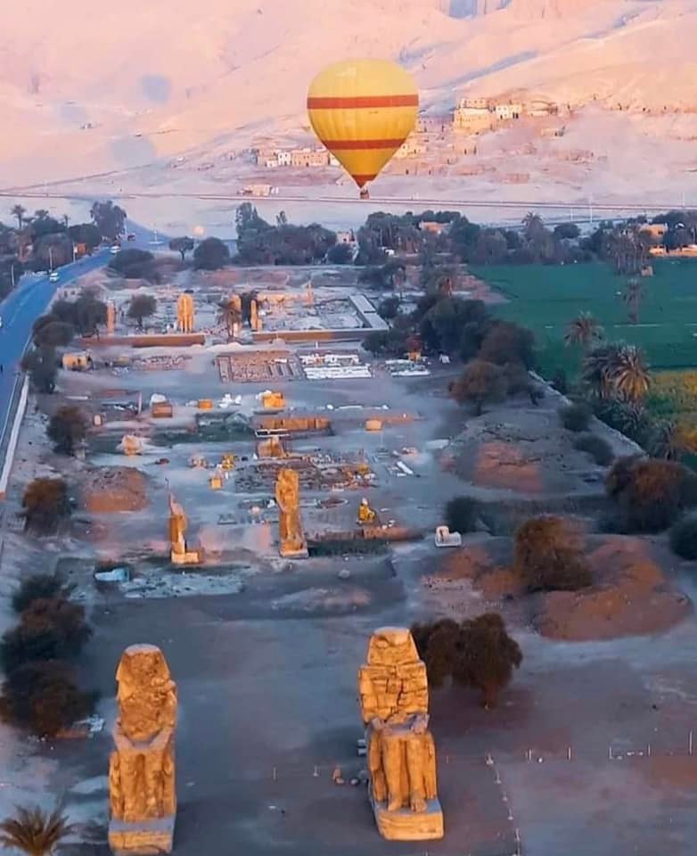 البالونات تحلق فوق المعالم الأثرية بالبر الغربي